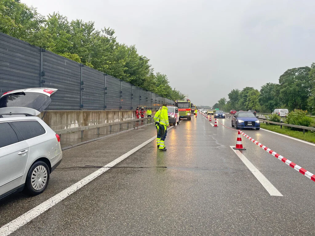 Verletzt wurde niemand, aber durch den kilometerlangen Rückstau im Morgenverkehr kam wohl der eine oder andere Automobilist zu spät zur Arbeit. Autobahn mit halbseitiger Sperrung.